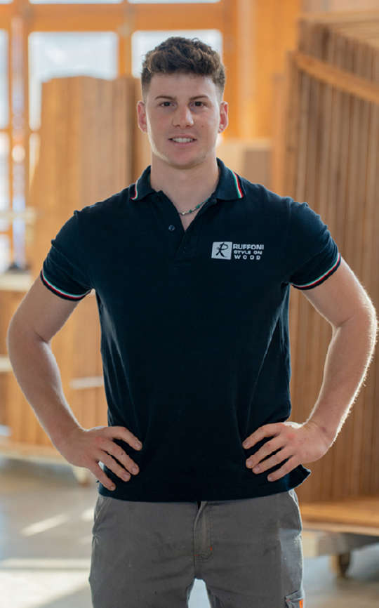 Falegname specializzato in finiture e verniciatura Ruffoni Style