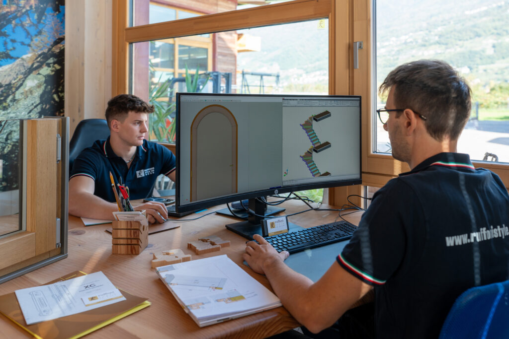 Staff Ruffoni Style al computer mentre elabora un progetto in legno