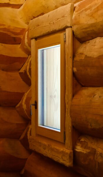 Infissi in legno artigianali per abitazioni