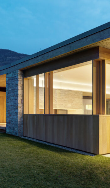 Infissi in legno con finitura naturale