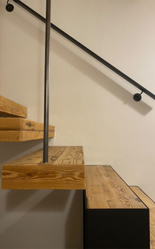 Scala moderna in legno e ferro con struttura minimale