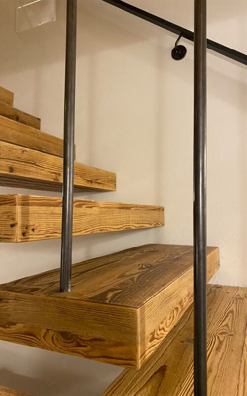 Scala artigianale in legno e ferro realizzata da Ruffoni Style