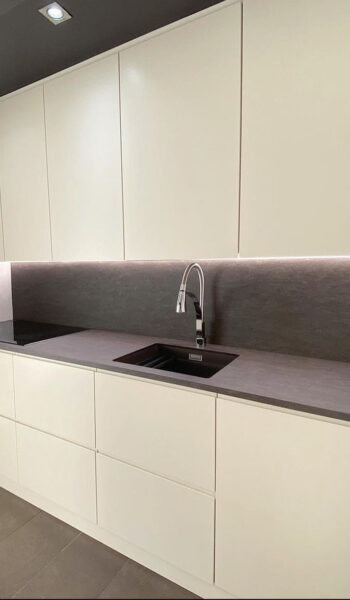 Cucina in legno su misura dallo stile elegante