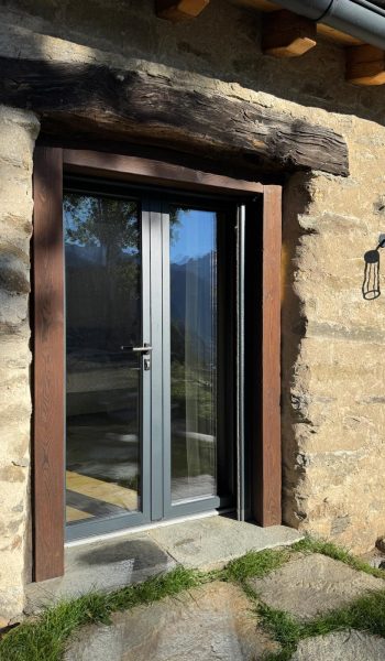 Portoncino in legno con vetro moderno