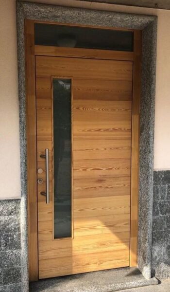 Porta blindata con pannello esterno in legno