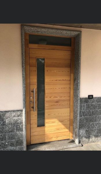 Porta blindata con pannello esterno in legno