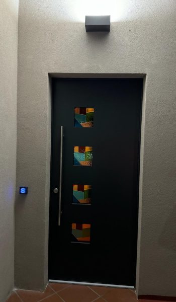 Porta blindata con dettagli