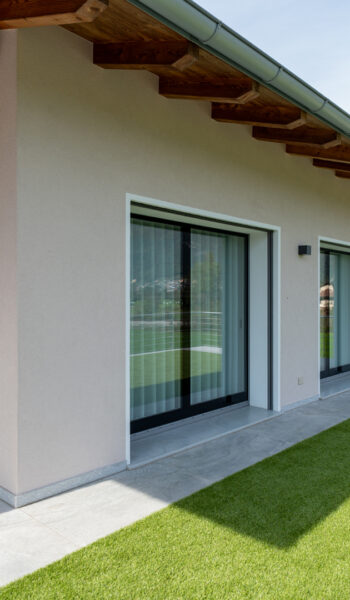 Serramento ibrido legno-alluminio in finitura personalizzata