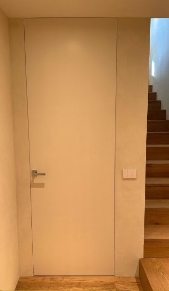 Porta in legno con pannello liscio