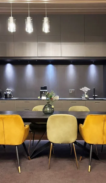 Cucina moderna in legno su misura