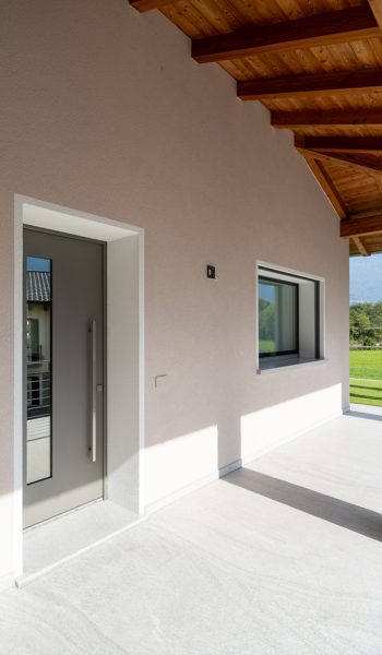 Porta blindata con inserto in vetro protetto