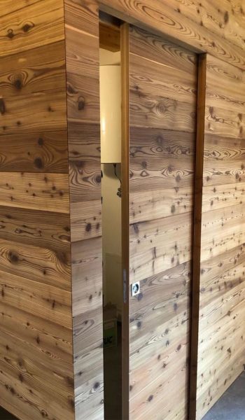 Porta interna in legno con venatura naturale