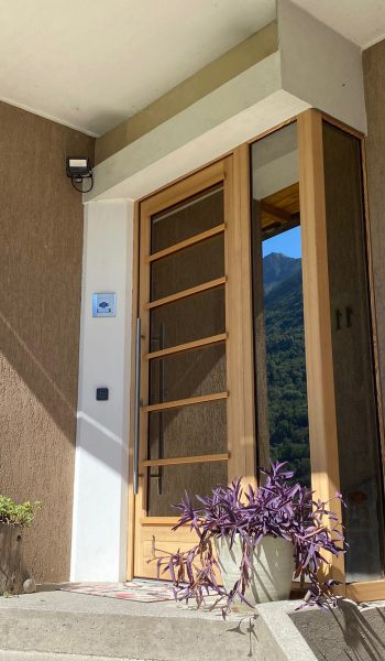 Portoncino in legno con vetro decorativo