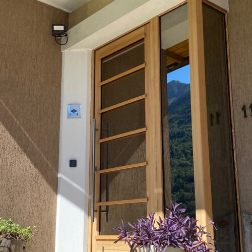 Portoncino in legno con vetro decorativo