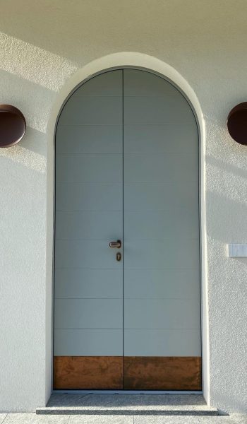 Portoncino con pannello decorato su misura