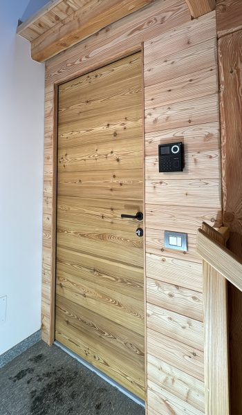 Portoncino d’ingresso con venatura naturale