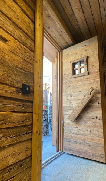 Portoncino d’ingresso in legno con maniglione