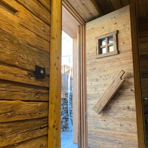 Portoncino d’ingresso in legno con maniglione