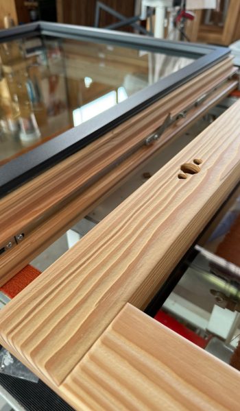 Dettaglio serramento legno-alluminio su misura